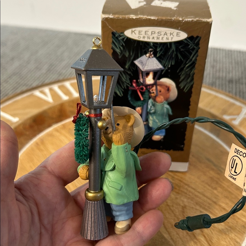 10/$30 Hallmark Christmas tree Ornament The Lamplighter Bear with box 1993